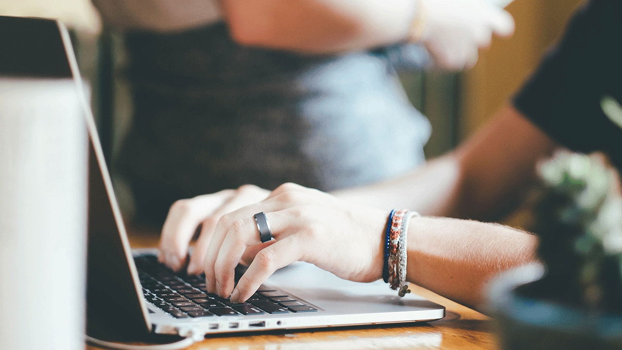 En person benytter seg av en laptop