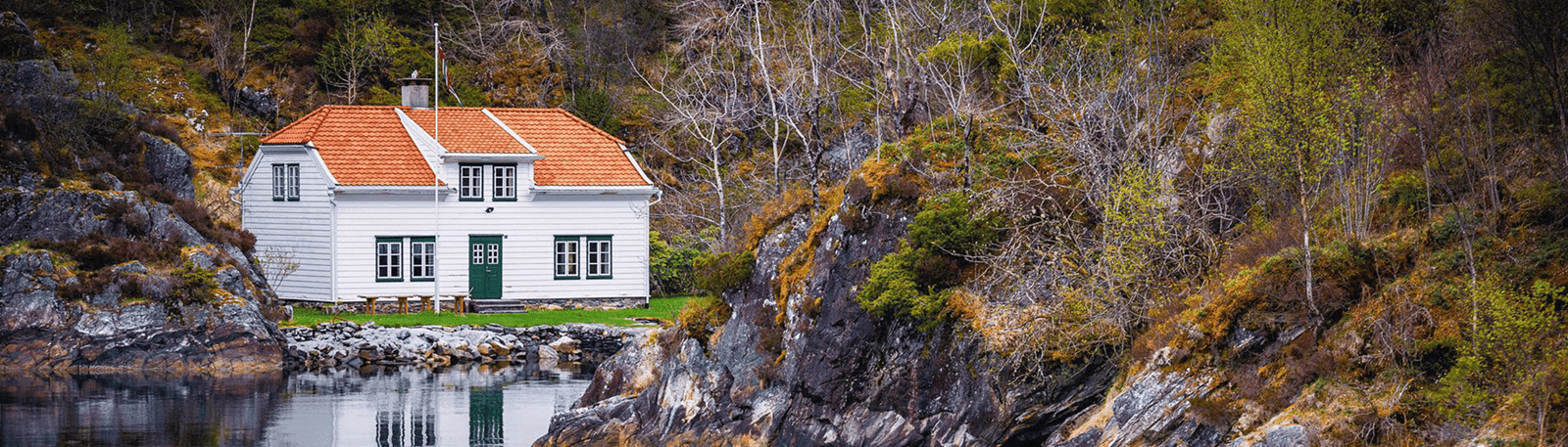 Hus ved et vann