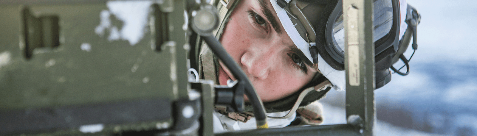 Soldat som studerer et apparat