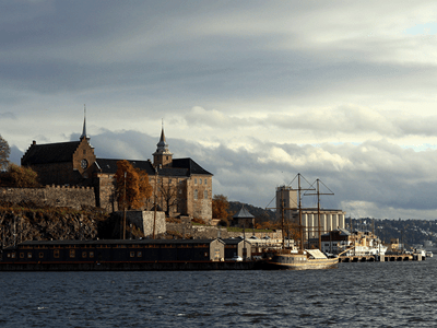 Oslo festning med hav bak