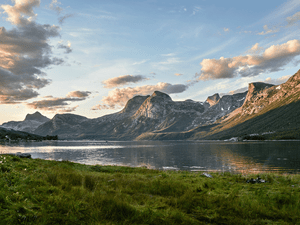 Fjell og innsjø i midnattsol