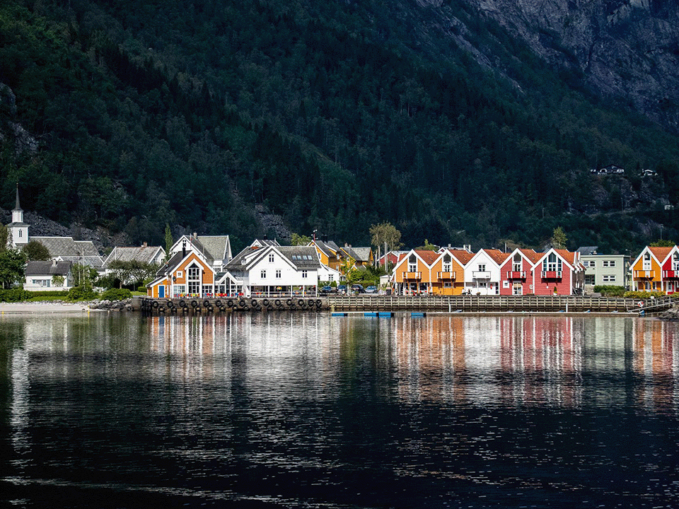 hus i rekke på brygge