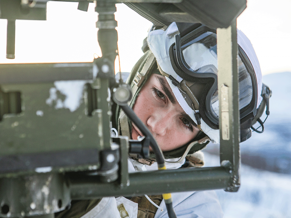 Soldat som studerer et apparat